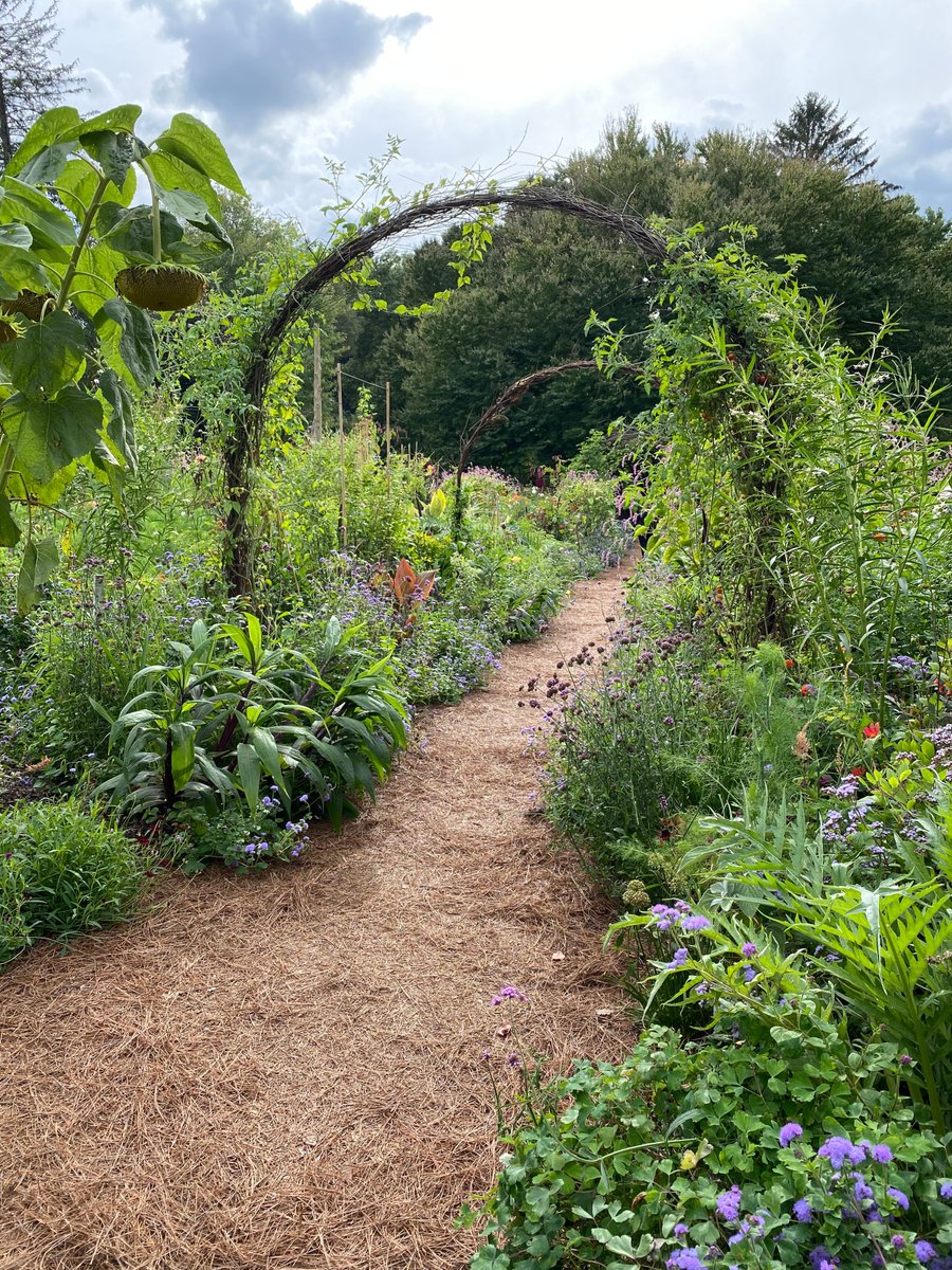 longwoodgardens's tweet photo. Almost 100 garden designers and writers came from 26 states &amp; 4 countries for the annual Garden Fling. We kicked off with a behind-the-scenes tour before setting off to visit 14 gardens in #AmericasGardenCapital! #gbfling2023 #GardenBloggers https://t.co/v4yQQc4vPD