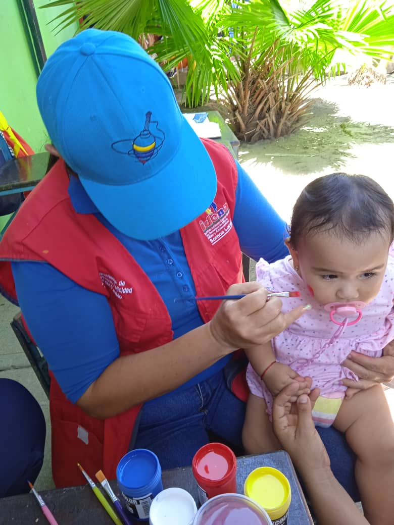 SoyPsuvBarinas's tweet photo. #EnFotos 📸 | Por instrucción del presidente @NicolasMaduro se brindó atención integral a 600 personas del sector La Calceta, en #Barinas.
En la actividad las familias recibieron atención en medicina general, odontología y pediatría. Así como asesoría jurídica.
#PsuvBarinas https://t.co/0VNPf0iKuZ