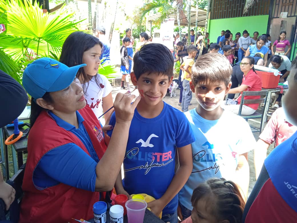 SoyPsuvBarinas's tweet photo. #EnFotos 📸 | Por instrucción del presidente @NicolasMaduro se brindó atención integral a 600 personas del sector La Calceta, en #Barinas.
En la actividad las familias recibieron atención en medicina general, odontología y pediatría. Así como asesoría jurídica.
#PsuvBarinas https://t.co/0VNPf0iKuZ