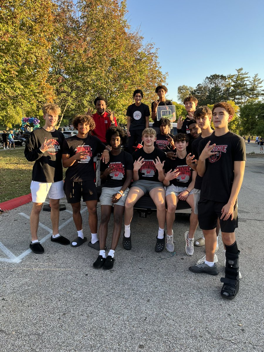 HoopsWestside's tweet photo. Homecoming Parade 2023!  #rollside https://t.co/5MKT0VbK4N