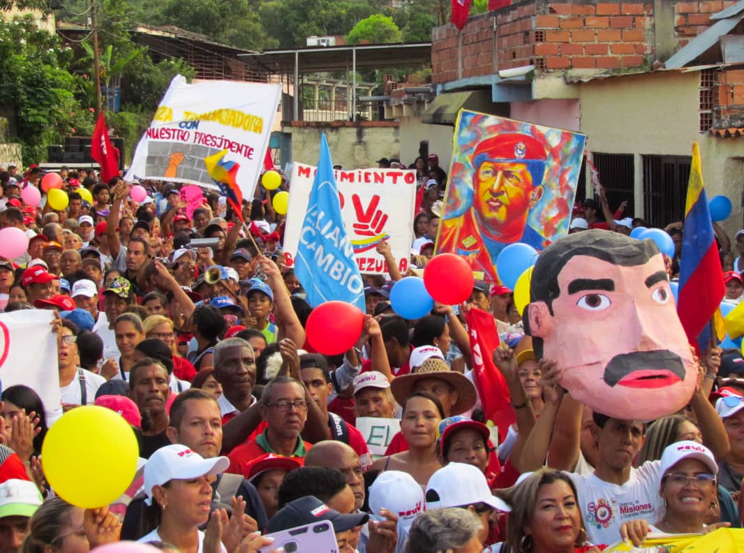 HumbertoMarte_'s tweet photo. La aguerrida pqa. Las Brisas en el mpio. Cristóbal Rojas, se desbordó del más profundo frenesí chavista en apoyo irrestricto a nuestro Pdte. @NicolasMaduro y en defensa del Esequibo. La mística revolucionaria se mantiene intacta en los corazones de los charallavenses. https://t.co/VoKDj1bNj7
