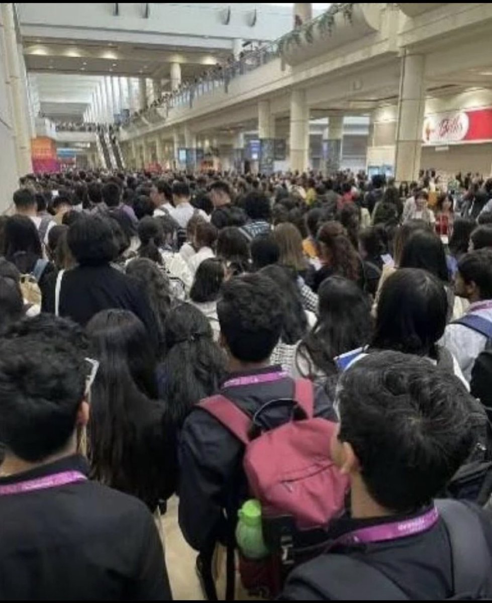 valasapakshi's tweet photo. Grace Hopper Celebration for Women In Tech where we can barely see women (at least in the pic below). Whom should we blame? Should we blame these unemployed men hoping to try every bit of their luck to land a job?
(1/2)
#GHC23
#GraceHopperCelebration
#AnitaBorg https://t.co/mdrYE1QqQf