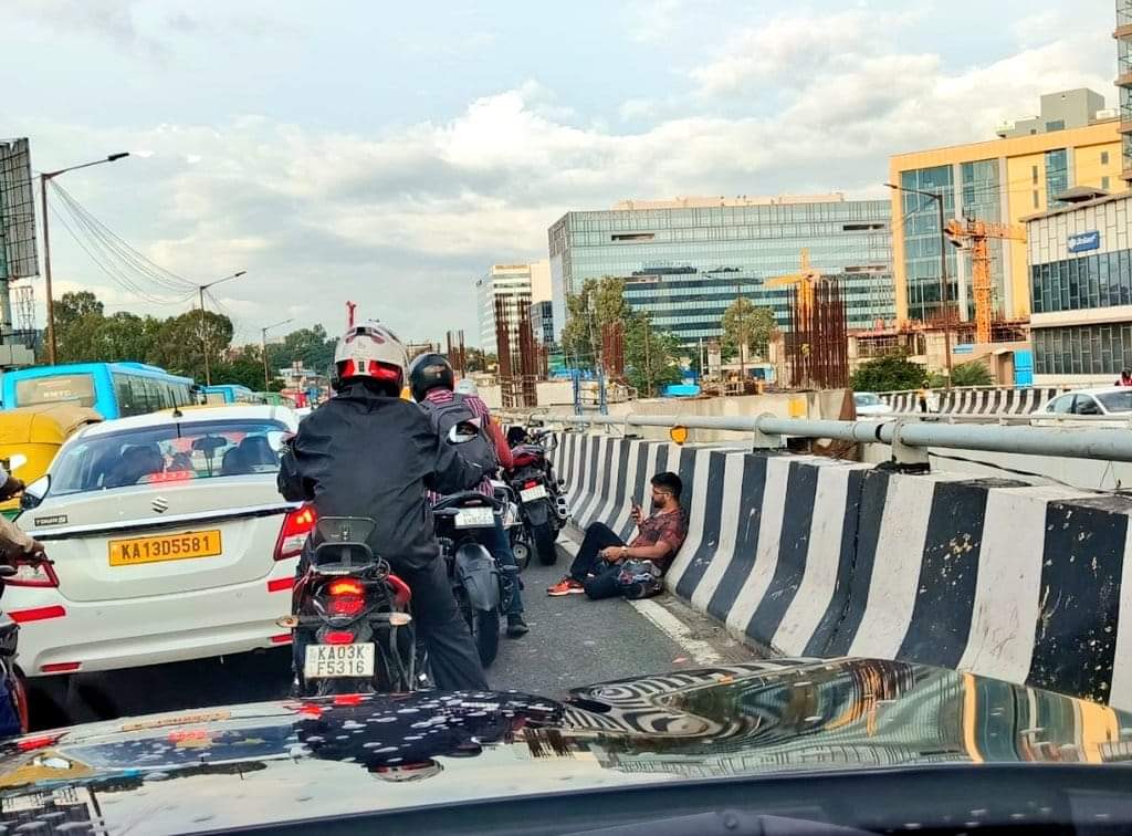 TV_Screenshot's tweet photo. Bengaluru Traffic https://t.co/hTmW8jJFdo