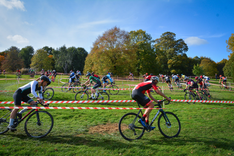 Only 2 weeks left to sign-up for the Hemel edition of <a href="/centralcxl/">lily</a> on October 15th! Get ready for an amazing day of cyclocross racing.

A special thank you to our sponsors <a href="/chilternvelo/">Chiltern Velo</a> and @santini_cycling.

For more information, visit: hemelcycling.org.uk/pages/cyclocro…