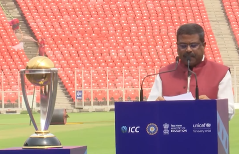 ArgusNews_in's tweet photo. #Ahmedabad | "I would like to congratulate Smriti Mandhana & the entire Indian Women's Cricket team for clinching a gold medal at the #AsiaGames during their maiden appearance," says Union Minister #DharmendraPradhan at the launch event of #Criiio4Good at Narendra Modi Stadium https://t.co/w0mS7esUNQ