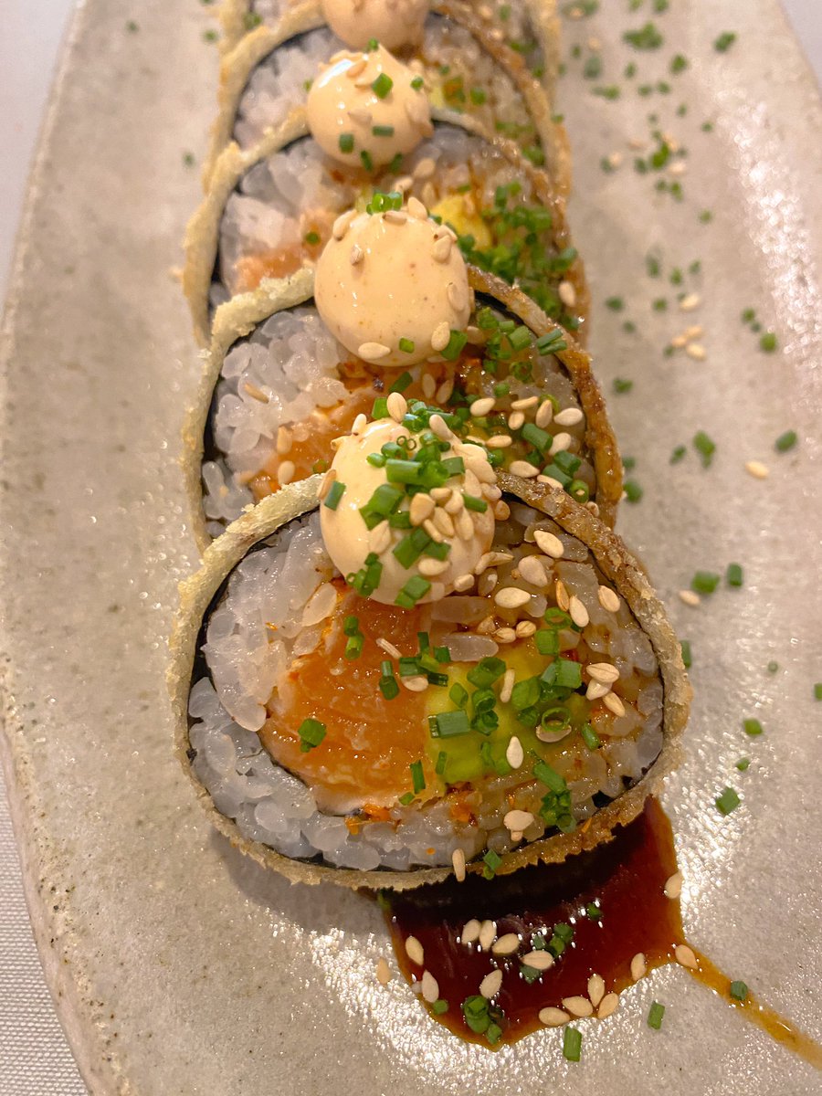 corviniano's tweet photo. 🍽 Kazoku - Santa Cruz de Tenerife - @kazokutenerife 

👨‍🍳 Jose Luis Gonzalez - @joseluis_sushi95 

➡️ Crunch Roll - futomaki en tempura de salmón, aguacate y queso, teriyaki y sésamo tostado. 🔝🔝🔝

#fotogastronomica #gastronomia #restaurantestenerife #sushi #japanfood https://t.co/ueAuqcxuUx