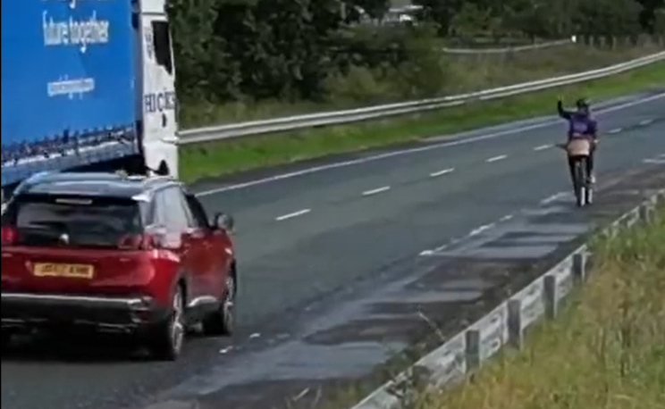 peterk0578's tweet photo. @The_NFRSA The only thing that changes between the 1st &amp; 2nd shots, is the cyclist veering towards the road.
That was a safe overtake &amp; the driver probably got just as much of a fright from a cyclist almost hitting them.
Distracted cyclist almost causes accident. That's the headline here. https://t.co/m50WTvZwv5