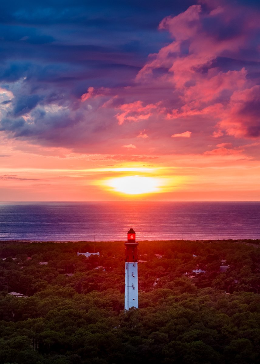 📸 Après une saison 2023 riche en prestations, il est temps de reprendre les publications du matin ! Pour cette première, une prise de vue du phare du Cap Ferret du haut de ses 57 mètres avec un magnifique Sunset !
#bassindarcachon #capferret #sunset #mimbeau #pharecapferret