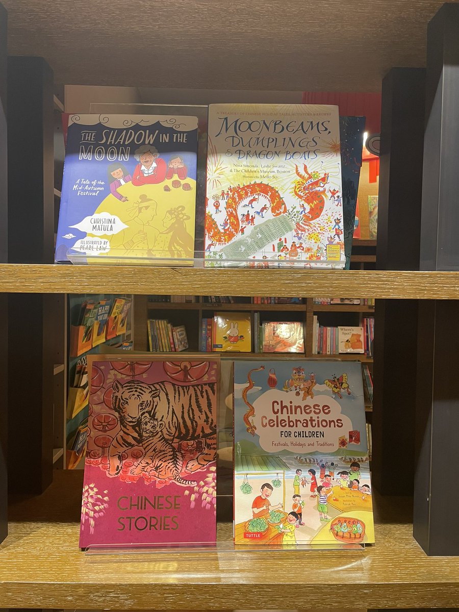 One of my favourite festivals, the #MidAutumnFestival. Lanterns, mooncakes and moon gazing 🌙🌑🌒🌓🌔🌕 Some lovely book displays in #HongKong bookshops 🥮 🏮 #Mooncakes @MatulaChristina @pearlperoni #TheShadowInTheMoon @suelynntan #DaughterOfTheMoonGoddess