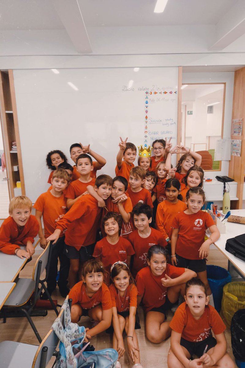 Atzo IRATIren urteak ospatu genduzan klasean! Espero dogu eguna primeran amaitu izana!!🥳🥳💜💜