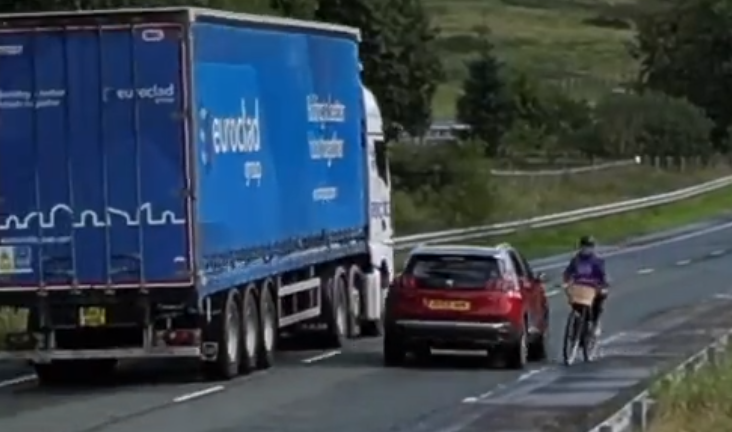 peterk0578's tweet photo. @The_NFRSA The only thing that changes between the 1st &amp; 2nd shots, is the cyclist veering towards the road.
That was a safe overtake &amp; the driver probably got just as much of a fright from a cyclist almost hitting them.
Distracted cyclist almost causes accident. That's the headline here. https://t.co/m50WTvZwv5
