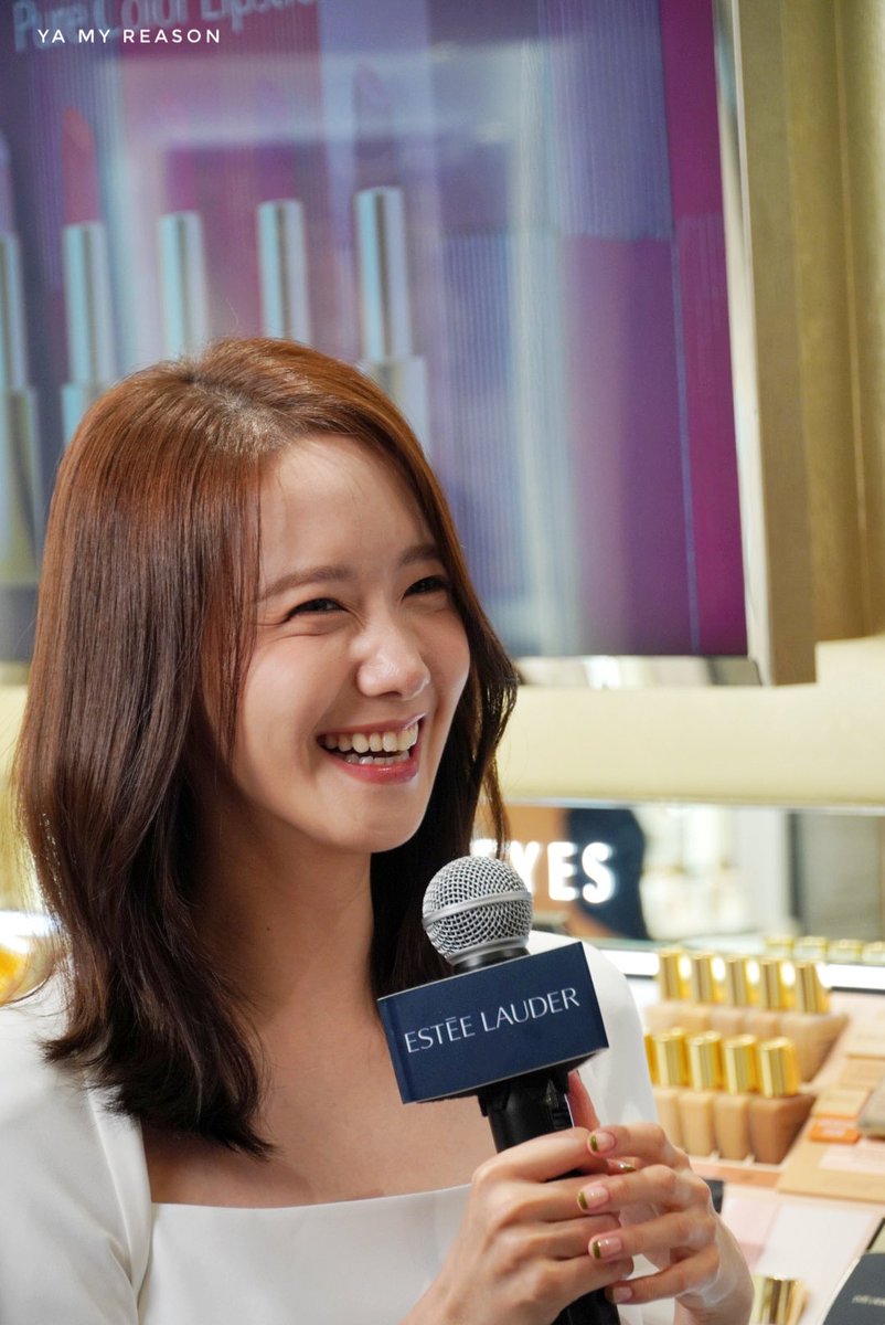 YAMR530's tweet photo. [230928] 반가웠어융 #YOONA EsteeLauder in Singapore https://t.co/VsFCM8w1D2
