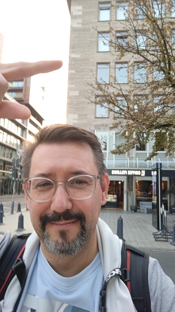 Da Lauf ich doch glatt in Düsseldorf an meinem alten Büro vorbei. Hier war ich schon seit Jahren nicht mehr. #neverlookback