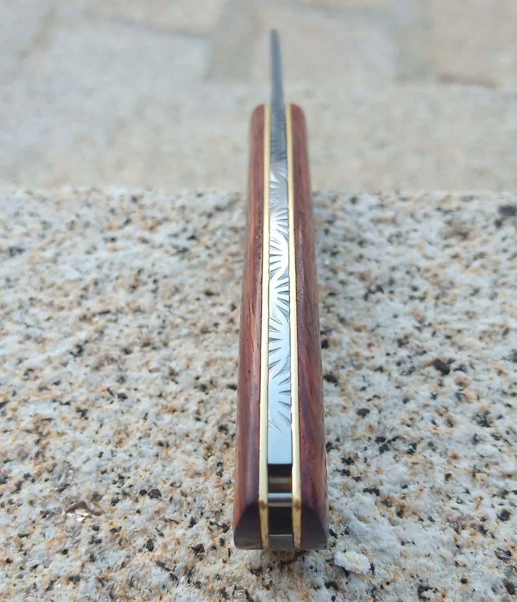Couteaudumitou's tweet photo. Bonjour à tous,
Aujourd'hui un #couteau pliant St Niz 
Sa lame est en suminagashi VG10
Ses platines sont en laiton
Vis d'axe en titane
Son manche est en cocobolo
Il mesure 18,5 cm pour 8 cm de lame
#madeinfrance #handmade #faitmain #artisanat #coutellerie https://t.co/AlBGX719xr