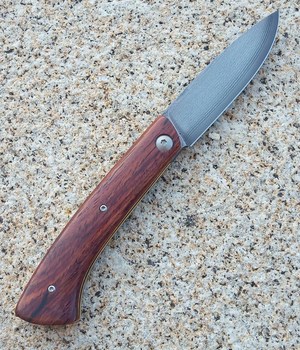 Couteaudumitou's tweet photo. Bonjour à tous,
Aujourd'hui un #couteau pliant St Niz 
Sa lame est en suminagashi VG10
Ses platines sont en laiton
Vis d'axe en titane
Son manche est en cocobolo
Il mesure 18,5 cm pour 8 cm de lame
#madeinfrance #handmade #faitmain #artisanat #coutellerie https://t.co/AlBGX719xr