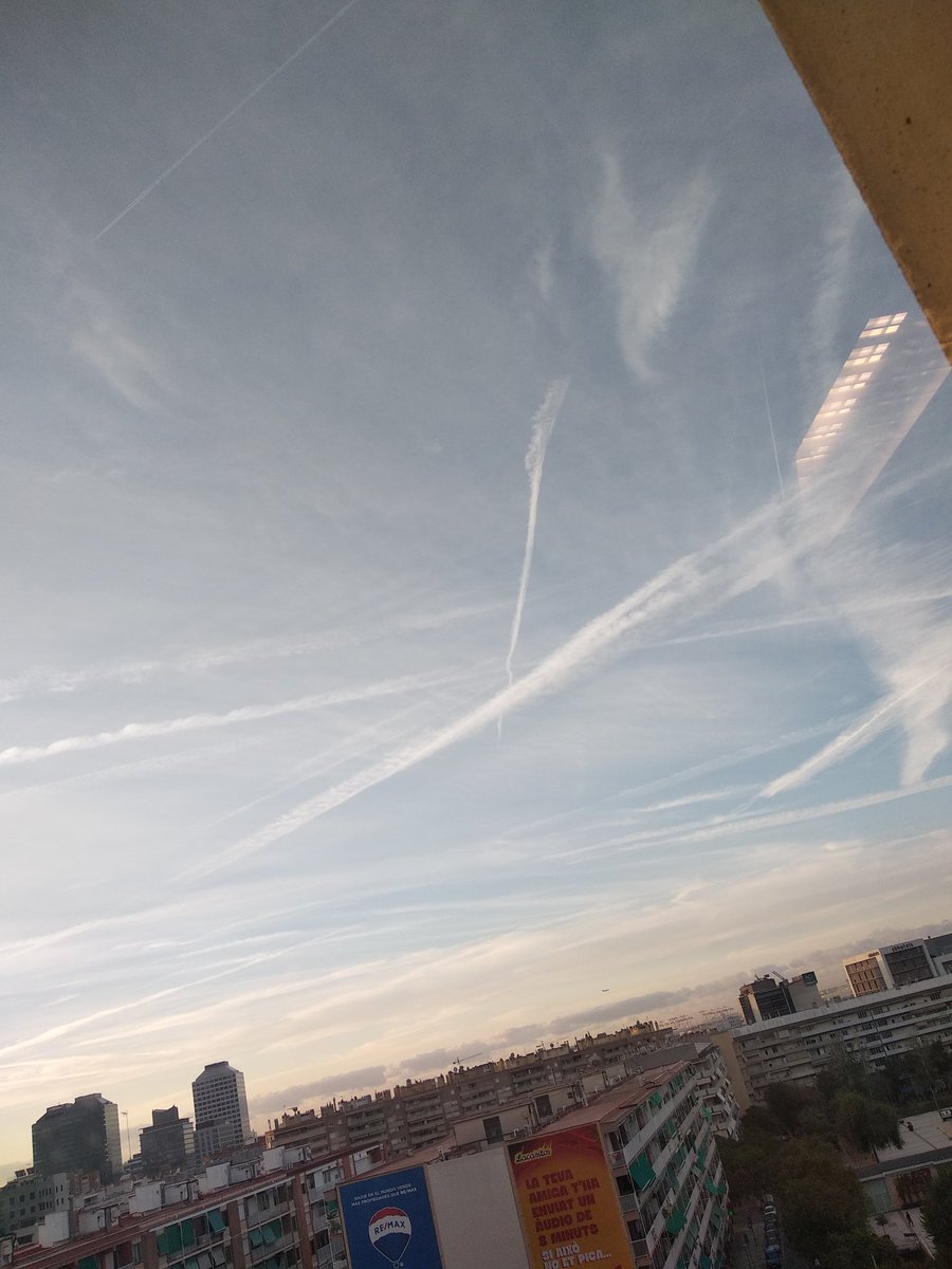 dbragu's tweet photo. @geoenginyeria Quines ganes tenen de superar tots els rècords de temperatura per l'època de l'any. A aquest ritme, clar que ho aconseguiran. Barcelona, 28/9/23 8:15AM https://t.co/Z9iWCdTq9Y
