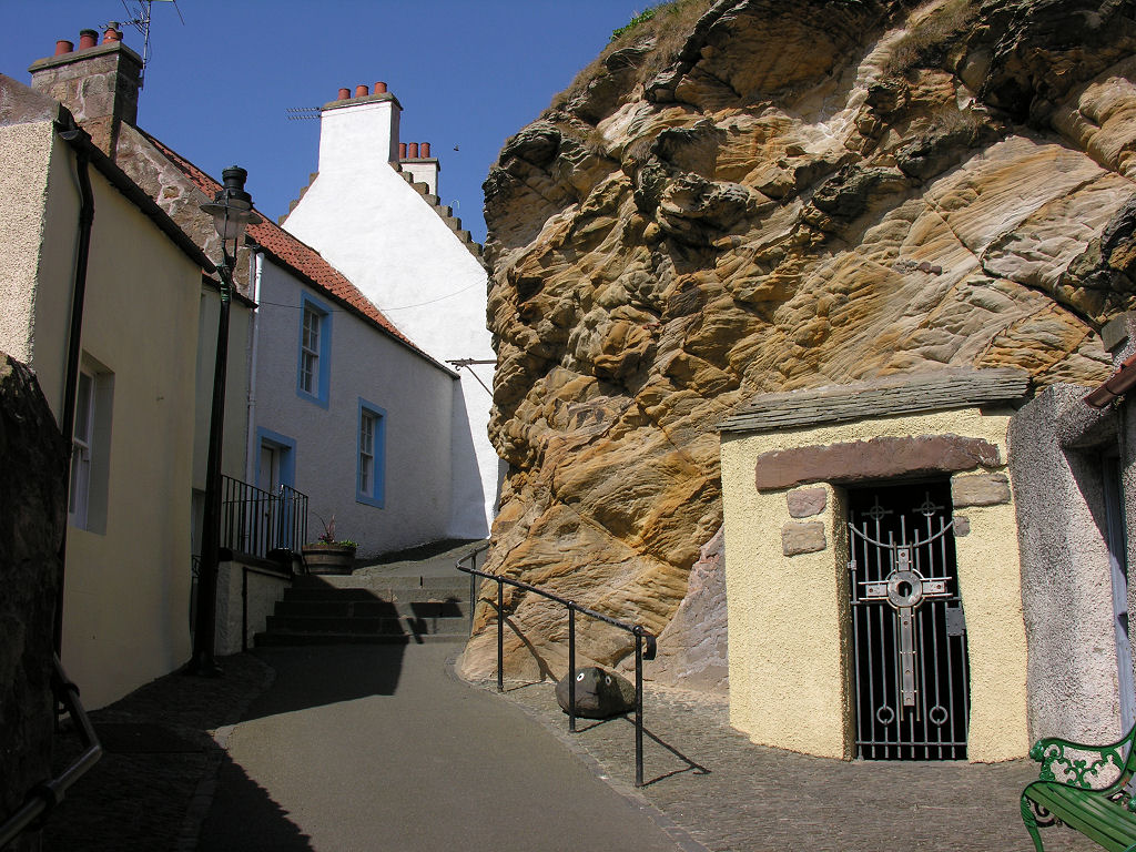 The entrance to St Fillan’s Cave in the lovely East Neuk of Fife fishing village of Pittenweem. This was used as a chapel by St Fillan in the 700s. He is said to have written his sermons in darkness, lit only by a glow from his arm. More pics and info: undiscoveredscotland.co.uk/pittenweem/pit…