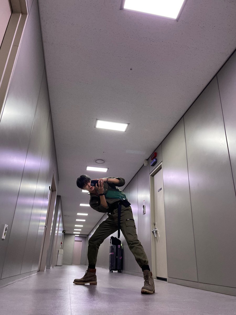 [230928] 용승 - 위버스

"허니형 나 바쁠때만 콕콕 전화와..
요새 허니형 전화 귀한데,,
그래도 전화 잘하고 서로의 생사도 무사히
확인하였답니다☺️"

#용승 #YONGSEUNG  
#베리베리 #VERIVERY