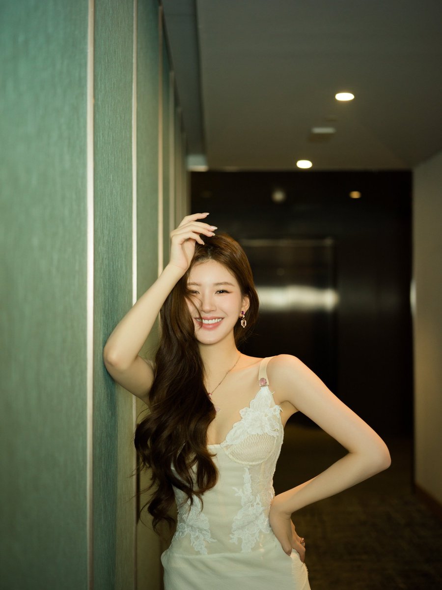 jtdxjj2023's tweet photo. 啊啊啊，赵露思这个绿茶婊子火力全开啊，这小骚奶我太喜欢了，鸡巴已经完全勃起，今日份的精液全部射到你的小奶沟�� https://t.co/C314N5l3vx