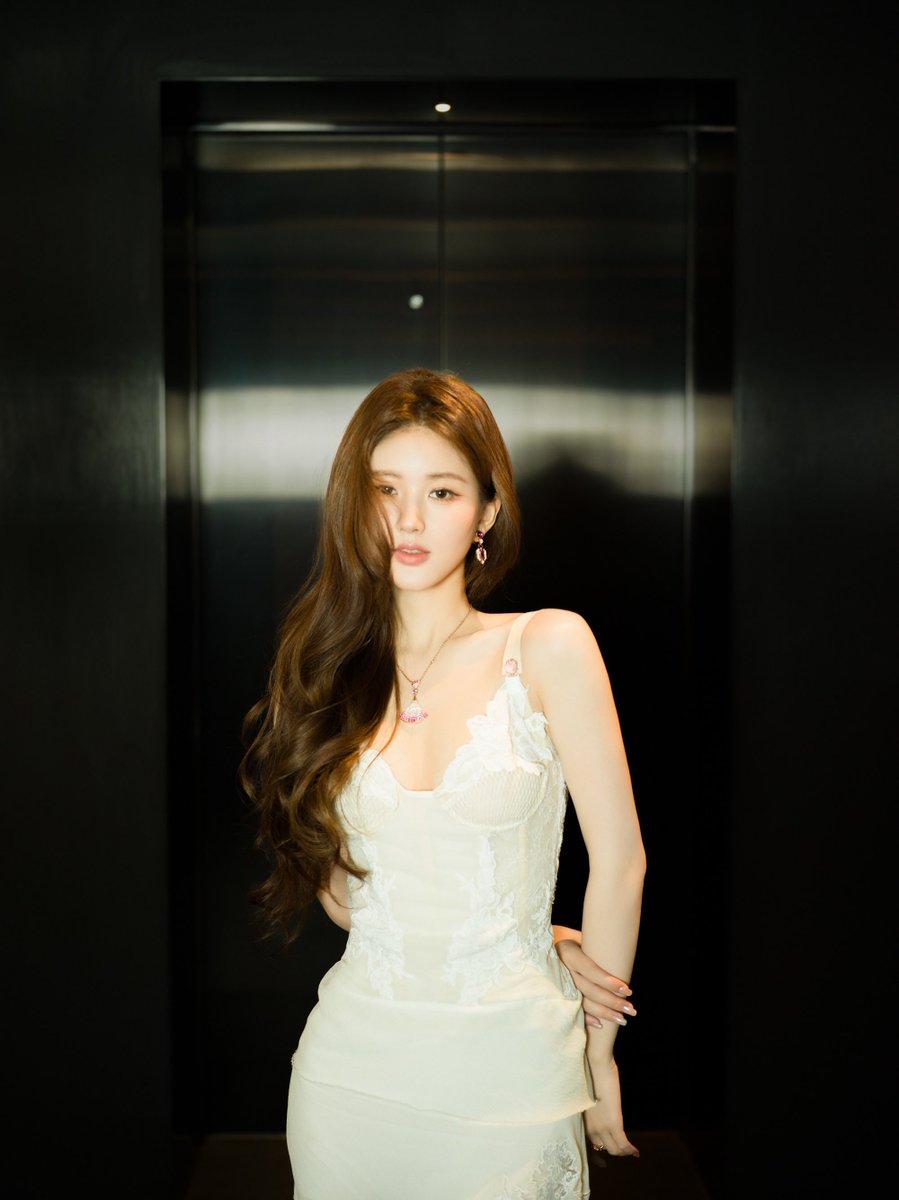 jtdxjj2023's tweet photo. 啊啊啊，赵露思这个绿茶婊子火力全开啊，这小骚奶我太喜欢了，鸡巴已经完全勃起，今日份的精液全部射到你的小奶沟�� https://t.co/C314N5l3vx