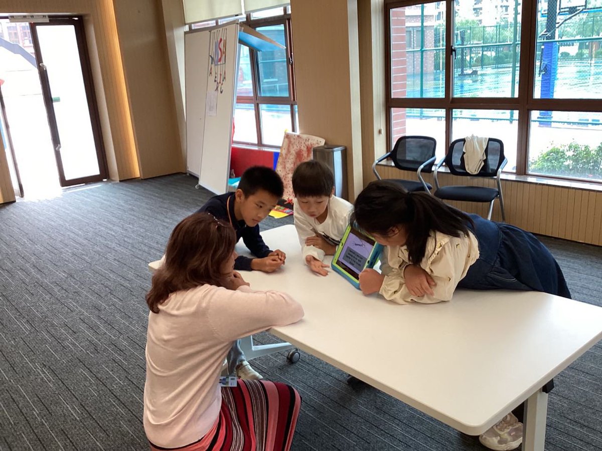 NicoleDorn9's tweet image. G3 students ended the Who We Are unit by advocating for positive relationships through the use of media and songs in front of parents and staff members. #SiasIS