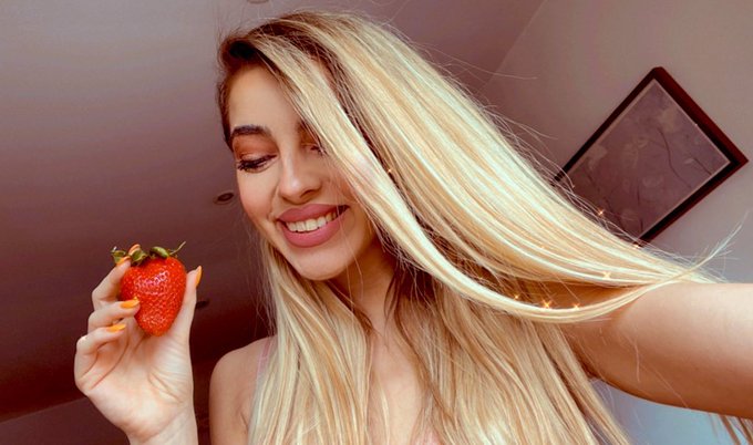 All you need is my strawberry.  #NationalStrawberryCreamPieDay  I am online now. https://t.co/VAKjJaMPNQ  @Flirt4FreeGirls<a href="/tag/nationalstrawberrycreampieday"class="tags">#NationalStrawberryCreamPieDay</a>
