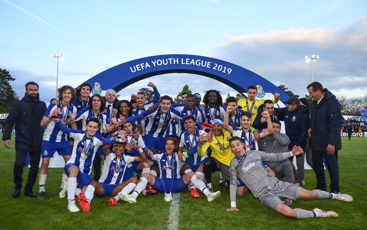 UEFAcom_pt's tweet photo. 🎂 Parabéns ao @FCPorto pelo 130º aniversário! 🔵⚪️🐉

#UCL 🏆🏆
#UEL 🏆🏆
#SuperCup 🏆
#UYL 🏆 https://t.co/vv7xN92gMT