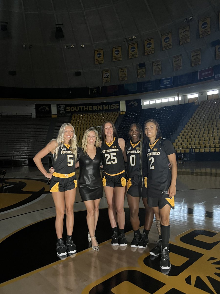JessBarbes10's tweet image. Media Day 2023 ✅
First Official Practice ✅

17 years as CoachJess and forever to go. First as a Golden Eagle!! I’m loving the black and gold!! 🖤💛

Can’t wait to take on @CoachMcNelis 20th season with her!! #Legend