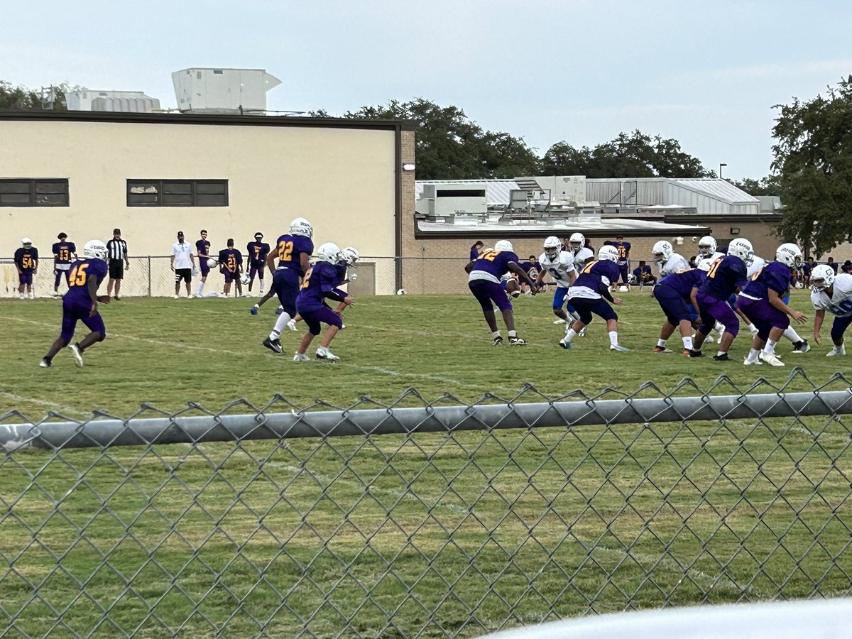 TurnerofHistory's tweet photo. Wednesdays mean football games. This week it’s 8th grade at home. Sitting with Ms. Harris, supporting our boys. @HobbyBoysATH @NISDHobby @RootedHobby @CoachMcGinnis1 @CoachYotter @coachsmeb @ElCarranco1 @GNDylla12 https://t.co/jufsyuQFXJ