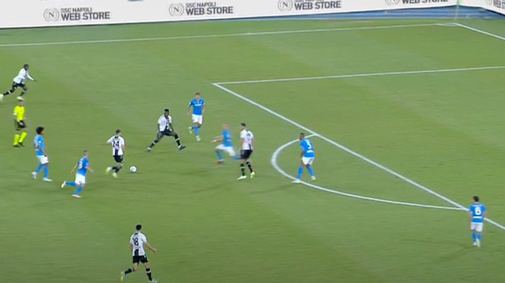 esloren's tweet photo. Samardzic encara al área arrastrando a toda la defensa napolitana.
Pared con Success y ya dentro, la finta mágica y empieza el #Bailando2023 
.
.
.
.
.
No es Messi
No es Enner Valencia ni Antonini Wilson
Es de Serbia y de #Udinese https://t.co/XsmUjWfHRo