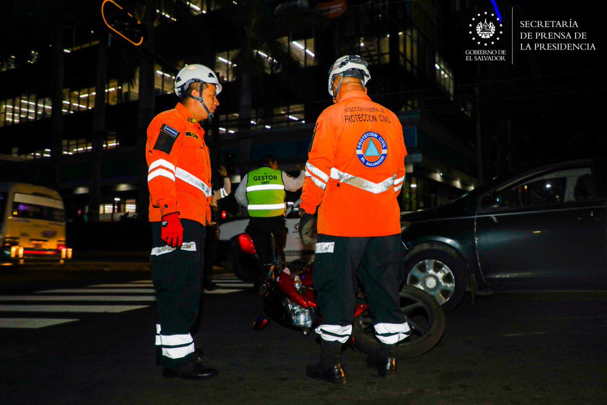 SecPrensaSV's tweet photo. #AtenciónDeEmergencias | La persona lesionada se conducía en motocicleta. El personal de la Dirección General de @PROCIVILSV lo atendió de manera oportuna. #SecretaríaDePrensa https://t.co/nFKnRjeIBR
