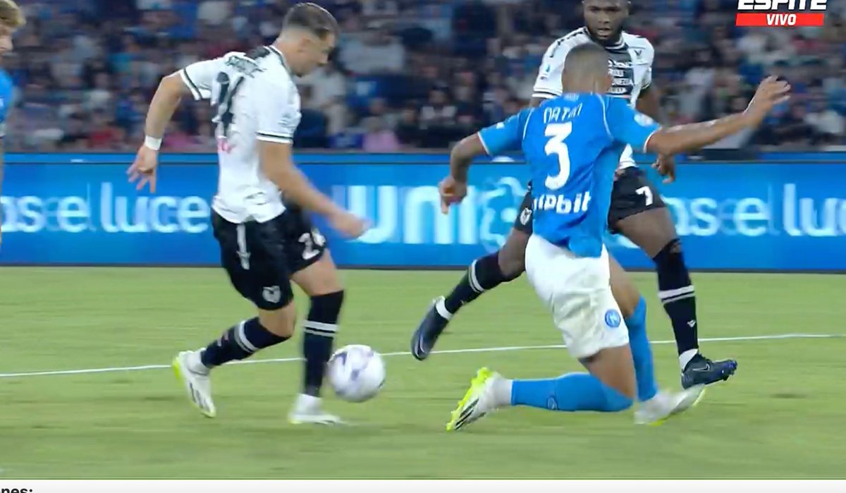 esloren's tweet photo. Samardzic encara al área arrastrando a toda la defensa napolitana.
Pared con Success y ya dentro, la finta mágica y empieza el #Bailando2023 
.
.
.
.
.
No es Messi
No es Enner Valencia ni Antonini Wilson
Es de Serbia y de #Udinese https://t.co/XsmUjWfHRo