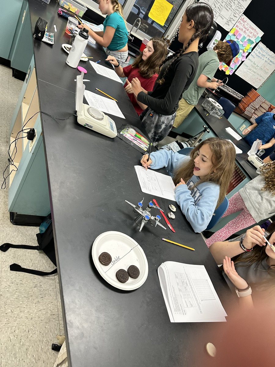 RRinaldi711's tweet photo. Scientific method and Claim Evidence Reasoning with Oreos! @GATEatAEWright @AEWrightMS #lvusd https://t.co/PL8H9b44ua