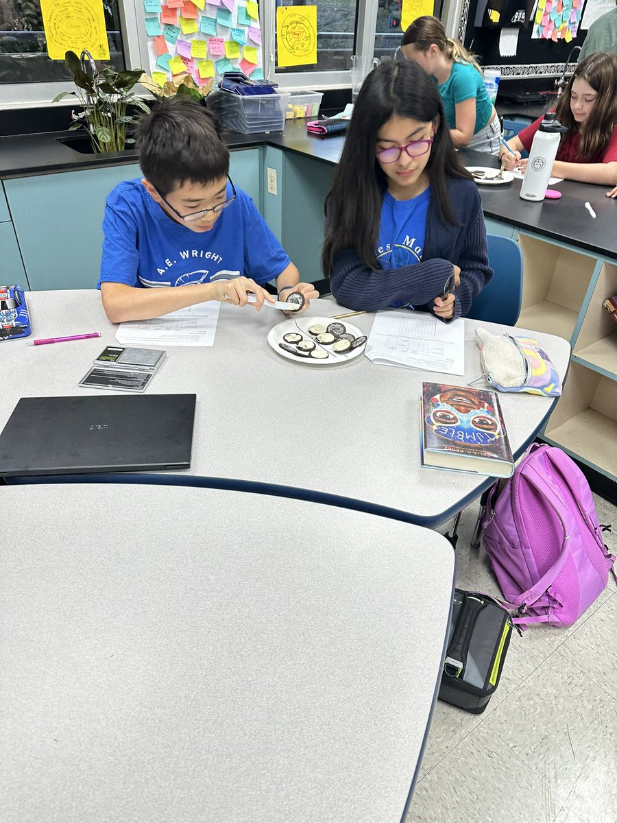 RRinaldi711's tweet photo. Scientific method and Claim Evidence Reasoning with Oreos! @GATEatAEWright @AEWrightMS #lvusd https://t.co/PL8H9b44ua