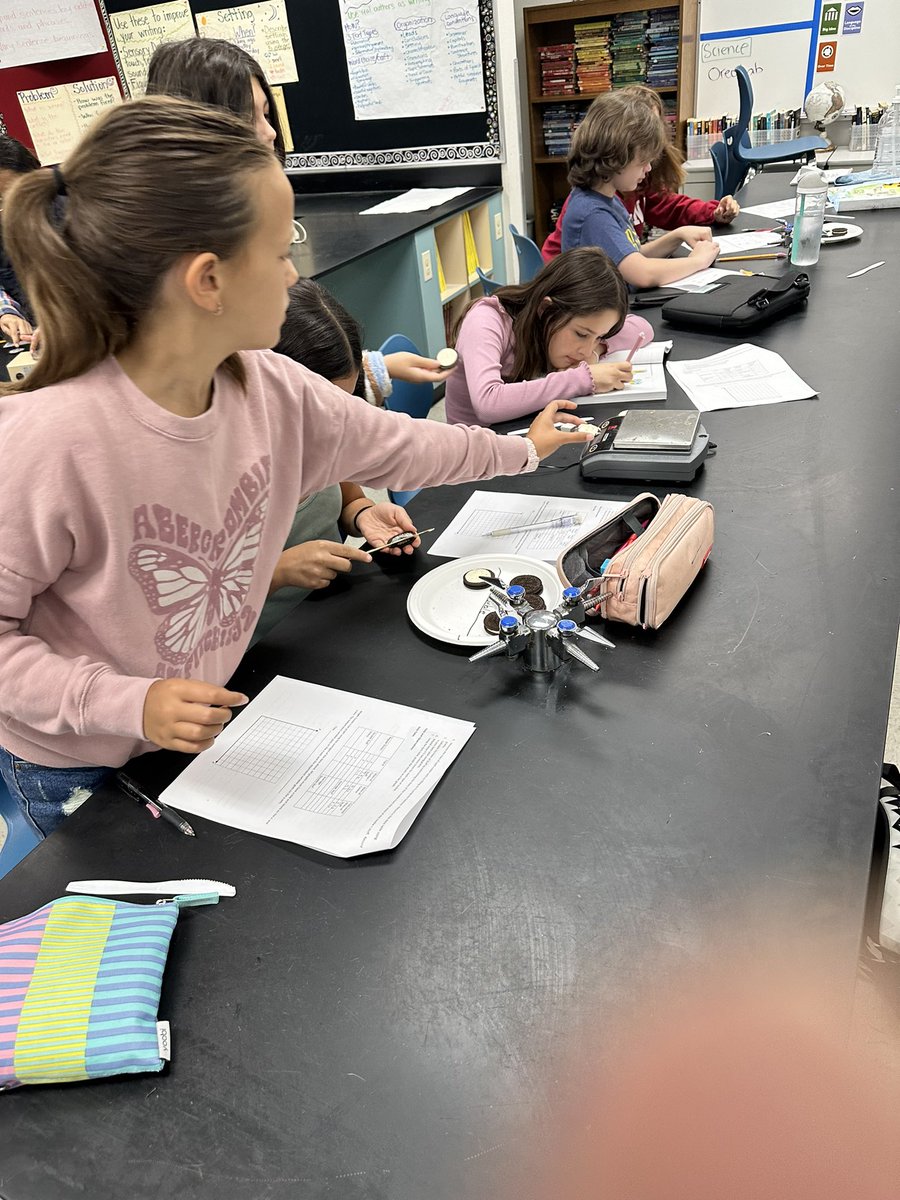 RRinaldi711's tweet photo. Scientific method and Claim Evidence Reasoning with Oreos! @GATEatAEWright @AEWrightMS #lvusd https://t.co/PL8H9b44ua