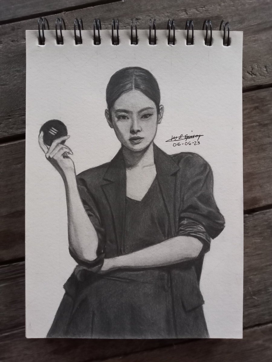 MichellEpiscope's tweet photo. Drawing women suits✍🏼😎🖤
Uslon graded pencil on sketchbook 5.8x8.3
#drawing #artist #sketchbook #blackpink #lisamanoban #jenniekim #jisookim #rosé #DrawingAll https://t.co/Npm8aJ2qwt
