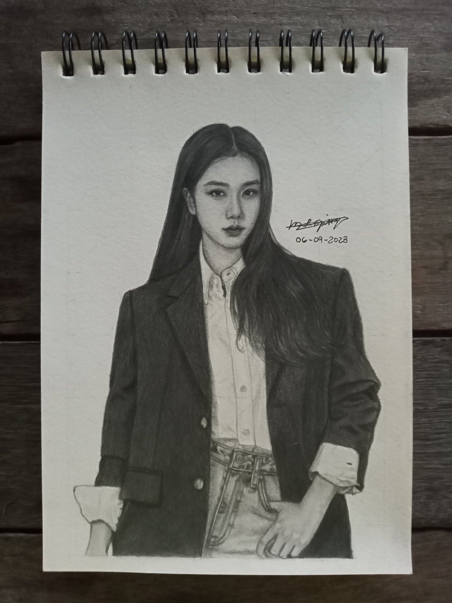 MichellEpiscope's tweet photo. Drawing women suits✍🏼😎🖤
Uslon graded pencil on sketchbook 5.8x8.3
#drawing #artist #sketchbook #blackpink #lisamanoban #jenniekim #jisookim #rosé #DrawingAll https://t.co/Npm8aJ2qwt