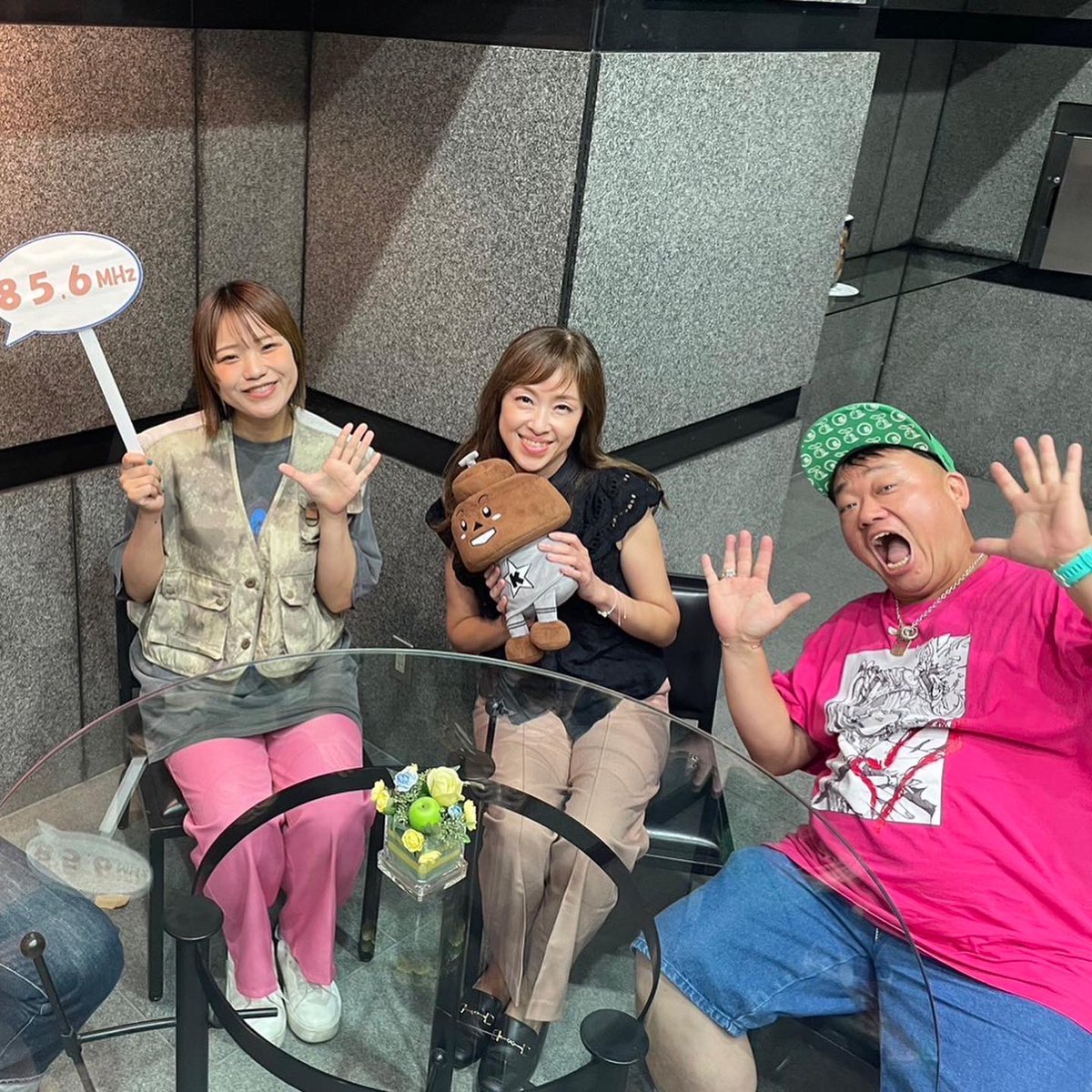 OWNERSyassun072's tweet photo. 今夜のゲストは先週に引続きLive-ALL vo&gtの #Chihha さん🎤& #FM川口 の番組『#美EAT』に出演中の #こなみ先生 です💊今夜も色々な話題がてんこ盛りです👯♀️
明後日の川口フェスFM川口ステージLive-ALL、オーナーズ 出演します🎸#オーナーズ #LiveAll #かかりつけ薬剤師 #川口フェス #856studio https://t.co/lUeXv5fyyX