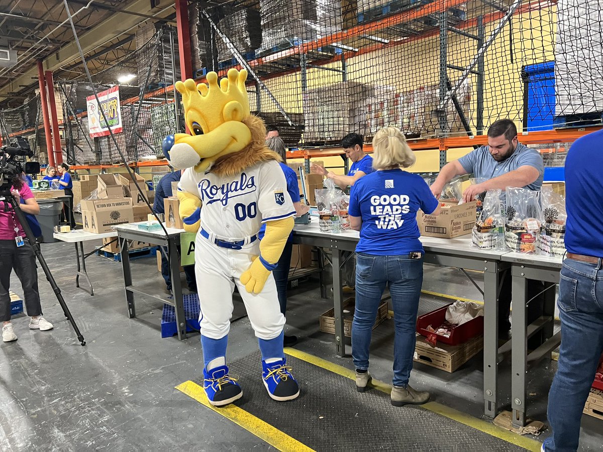 MitchellDonise's tweet photo. Volunteering with our partners The Royals and @HarvestersORG ! Giving back to your community is awesome and special when you team up with such a great group of people! Thanks Slugger @Royals for helping out😊 #BeingUnited 
#WhenGoodLeadsTheWay 
#TeamUnitedRoyals @espresso613 https://t.co/hXGCSVP3vf
