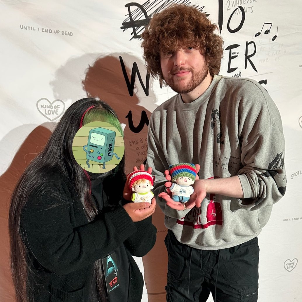 kumaccis's tweet photo. i asked him if we wanted to hold little you (dream) or little george and all he did was smile and hold his hands out towards little george 😸😸 @dreamwastaken https://t.co/OqVeqDaeRp
