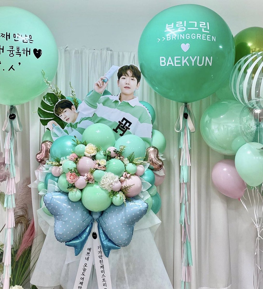 qtpiebyunbaek's tweet photo. Baekhyun x BringGreen 2.0?? 👀👀

Balloons:
- Our 2nd meeting is 506x happier  ´ㅅ`
- BringGreen ❤️ Baekhyun

Balloon Flower Stand: 
- Today too, you're pretty, just as you were yesterday 
- Unbelievable chemistry, KyoongGreen
* Dream and Candy lyrics

#BAEKHYUN @B_Hundred_hyun https://t.co/bKMdaSnfBg