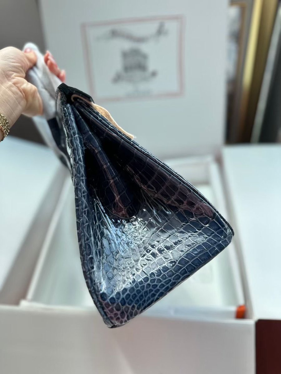 Exotic_Lin's tweet photo. New arrival #Birkin30 with #Porosus #crocodile. Inverted V of Shinny leather. 
100% Hand sewn 🧵 Storm blue https://t.co/R5v7T9OcUa
