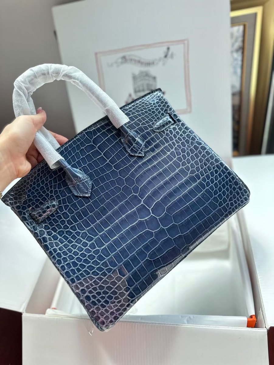 Exotic_Lin's tweet photo. New arrival #Birkin30 with #Porosus #crocodile. Inverted V of Shinny leather. 
100% Hand sewn 🧵 Storm blue https://t.co/R5v7T9OcUa