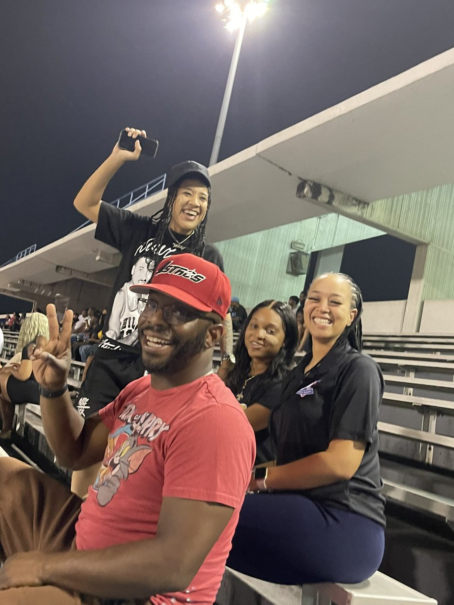 TLMERRELL1216's tweet photo. @ThomasMS_HISD Congratulations Cougar family on your win tonight 15-6! @ReneeRainey11 we look more excited than the kids 🤗. Shoutout to the athletics department @doby_dj way to go.  A bigger shoutout to one of my ⭐️ science students …. @BrittneyJ075  brains and talent! https://t.co/DFQPoyOFgb