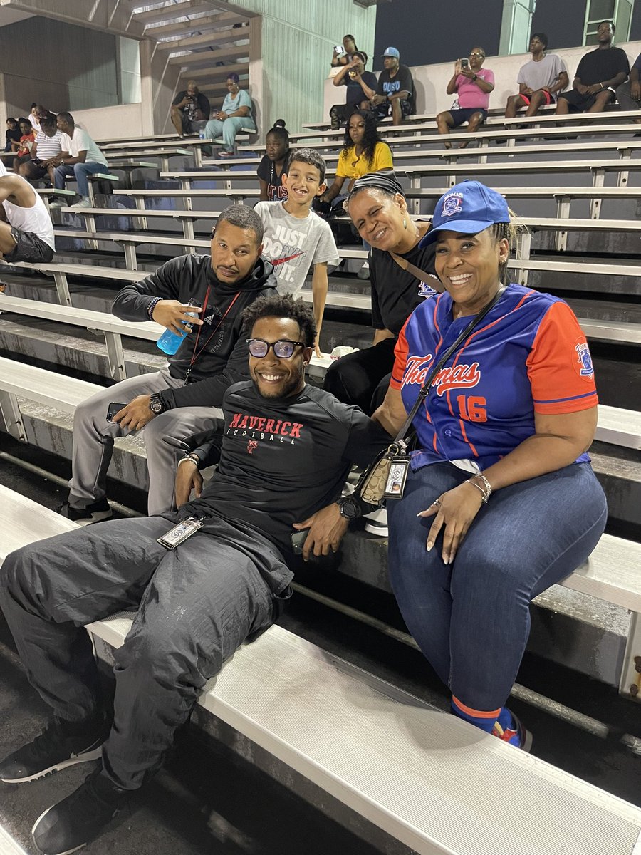 TLMERRELL1216's tweet photo. @ThomasMS_HISD Congratulations Cougar family on your win tonight 15-6! @ReneeRainey11 we look more excited than the kids 🤗. Shoutout to the athletics department @doby_dj way to go.  A bigger shoutout to one of my ⭐️ science students …. @BrittneyJ075  brains and talent! https://t.co/DFQPoyOFgb