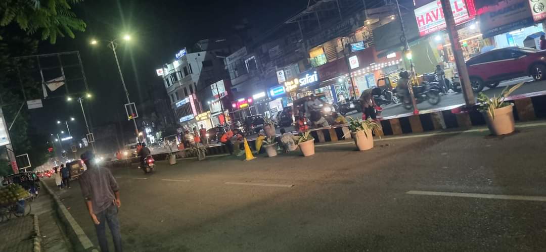 YChausali's tweet photo. रात को रंगाई पुताई हो रही है,
मतलब कोई बड़े नेता जी जल्दी हल्द्वानी आने वाले हैं।।🤣🤔

जय हो।। https://t.co/QXssVbcGQw
