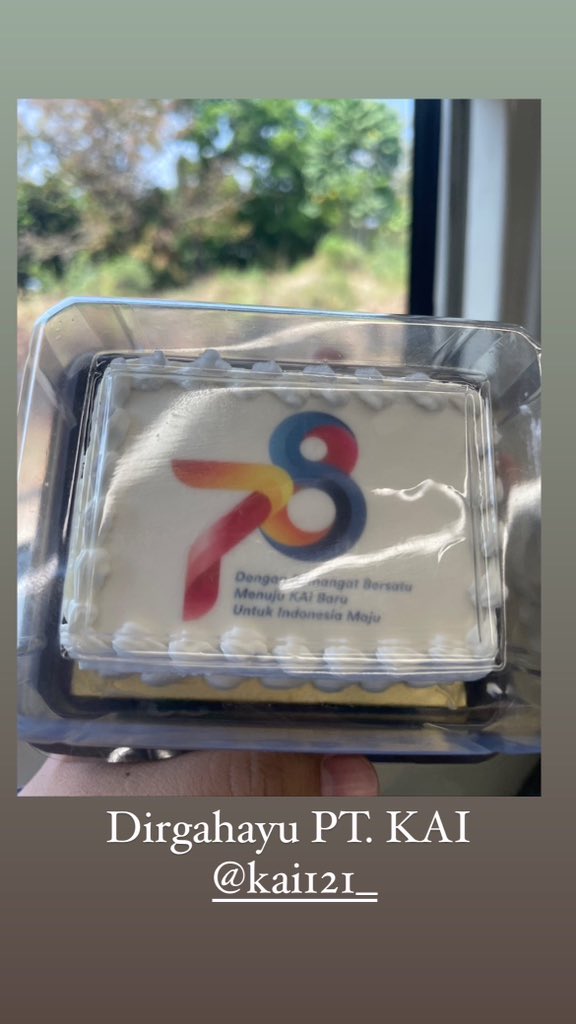 kaniaRistiani's tweet photo. Dirgahayu PT. KAI @KAI121 

Kebetulan hari ini sedang perjalanan ke Jakarta dan mendapatkan kue ini. 
Terima kasih @KAI121 https://t.co/sA86xVYukL