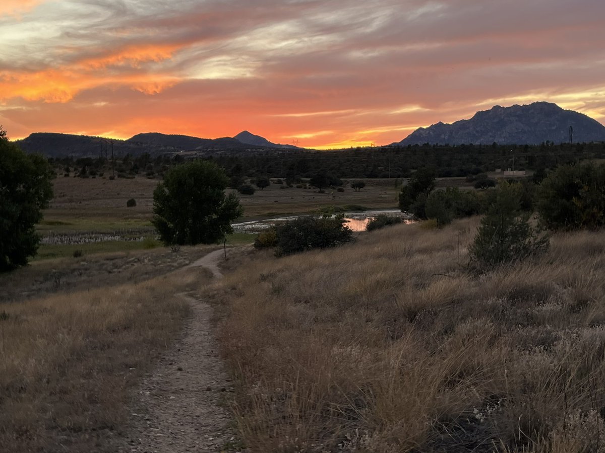 NearAndFarAZ's tweet photo. Early fall sunset with a little help from a prescribed burn. #PrescottNationalForest #PrescottAZ #WillowLake #WillowLakeLiopTrail #Arizonasunset #autumnsunset https://t.co/x4StpJYFXR