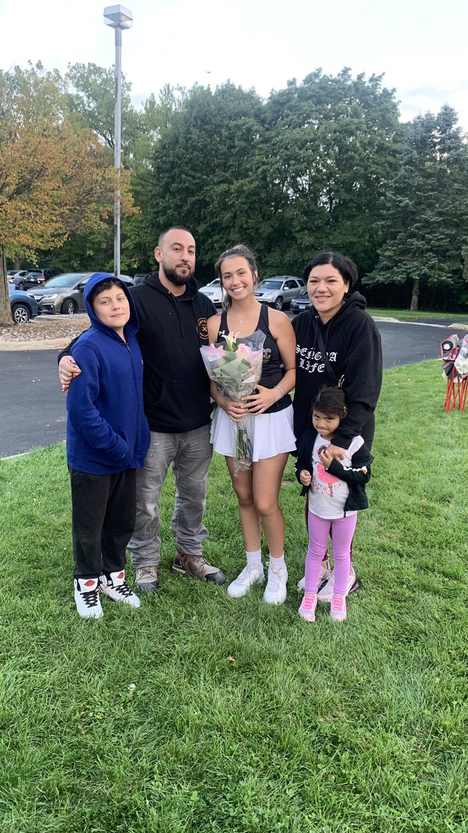 Senior Gabby Morales and family ⬇️⤵️