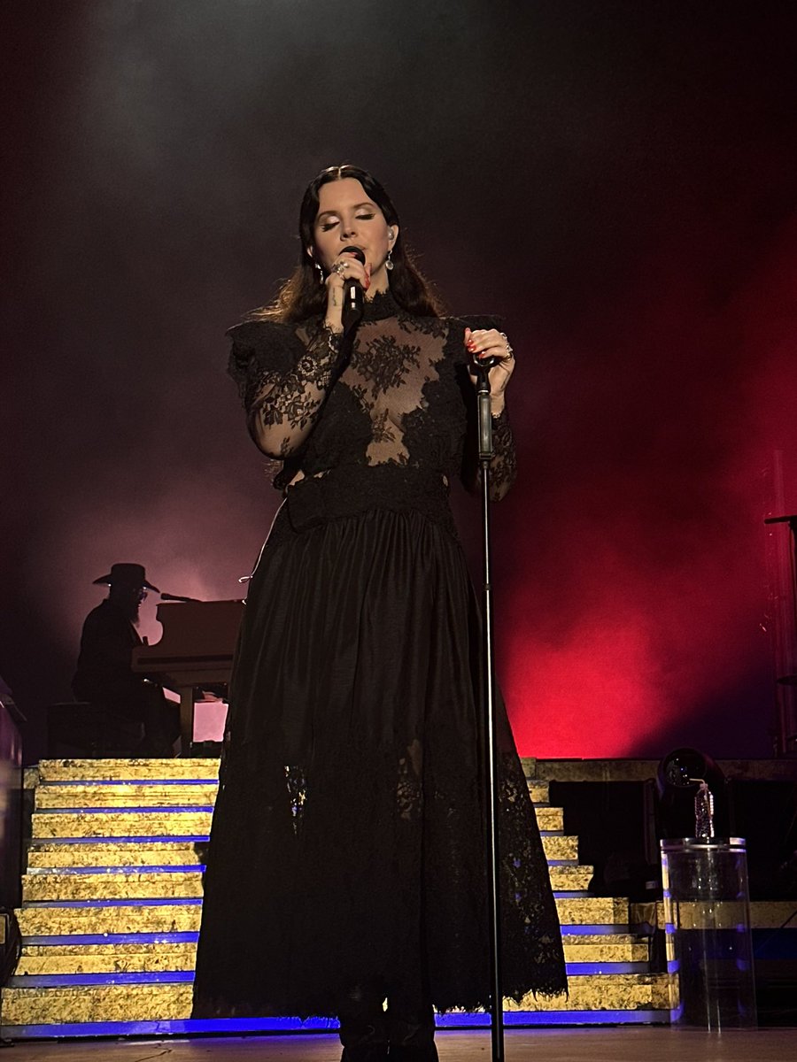 LanaDReyOnline's tweet photo. Lana Del Rey has taken the stage in Brandon, MS! https://t.co/RDo1Cjby0h